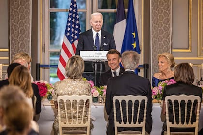 Joe Biden da su discurso en la Cena Oficial del Palacio del Elíseo (Photo by Christophe PETIT TESSON / POOL / AFP)