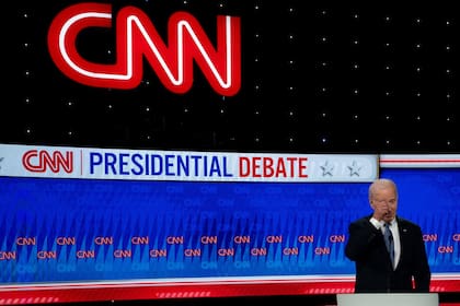 El presidente estadounidense Joe Biden participa en el debate presidencial de CNN contra el candidato presidencial republicano, el ex presidente Donald Trump, en los estudios de CNN el 27 de junio de 2024 en Atlanta, Georgia.