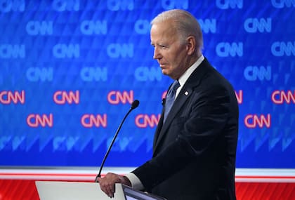Las encuestas muestran una baja en el apoyo hacia el precandidato demócrata Joe Biden. (Photo by ANDREW CABALLERO-REYNOLDS / AFP)