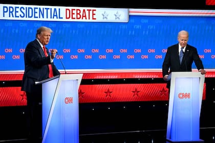 El expresidente Donald Trump y el presidente Joe Biden durante el debate (Photo by ANDREW CABALLERO-REYNOLDS / AFP)