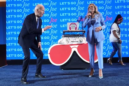 El presidente Joe Biden, a la izquierda, y la primera dama Jill Biden hablan en una fiesta de observación del debate presidencial, el jueves 27 de junio de 2024, en Atlanta. (AP Photo/Evan Vucci)