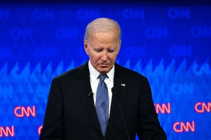 El presidente Joe Biden mira hacia abajo mientras participa en el primer debate presidencial de las elecciones de 2024 en los estudios de CNN en Atlanta, Georgia, el 27 de junio de 2024. (Photo by ANDREW CABALLERO-REYNOLDS / AFP)