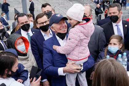 Joe Biden durante una visita a refugiados ucranianos en Polonia, a fines de marzo. Ahora las sonrisas cambiaron por los reproches.