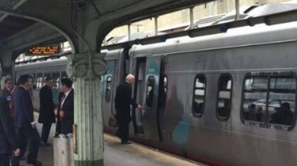 Joe Biden, en su primer día como ex vicepresidente,  volvió a su casa en tren