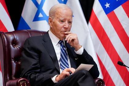 Joe Biden escucha durante una reunión bilateral con Benjamin Netanyahu en Tel Aviv (Archivo)