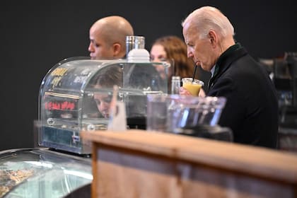 Joe Biden este viernes durante una visita a Nowhere Coffee en Emmaus, Pennsylvania (Mandel NGAN / AFP)