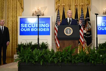 Joe Biden habla en el Salón Este de la Casa Blanca en Washington, DC, el 4 de junio de 2024, para anunciar que cerrará temporalmente la frontera entre Estados Unidos y México a los solicitantes de asilo