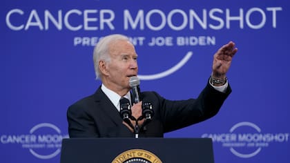 Joe Biden habla sobre su iniciativa contra el cáncer, en la Biblioteca y Museo John F. Kennedy en Boston (Archivo)