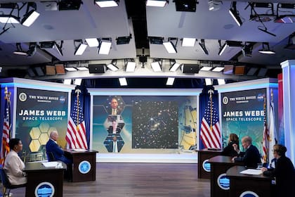 Joe Biden, junto a la vicepresidenta Kamala Harris y el equipo de la NASA, durante la presentación