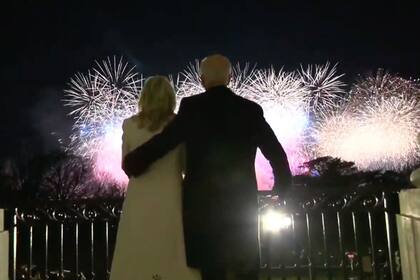 Joe Biden junto a su mujer durante el mega show por su asunción como presidente de EE.UU.