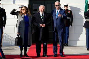 Joe Biden recibió a Luiz Inacio Lula da Silvay su esposa, Janja, en la Casa Blanca. (JONATHAN ERNST / POOL / AFP)