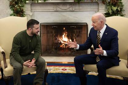Joe Biden recibió a Volodimir Zelensky en el Salón Oval de la Casa Blanca.  (Brendan Smialowski / AFP)