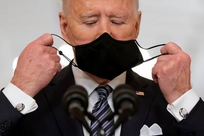 Joe Biden se quita el barbijo para hablar sobre la pandemia en una reunión de principios de 2021 