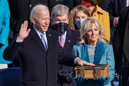 Joe Biden prestó juramento como el 46° presidente de los Estados Unidos, mientras su esposa Jill Biden sostiene una Biblia