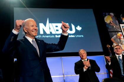 Joe Biden tras su discurso en la North America's Building Trades Union National Legislative Conference en Washington