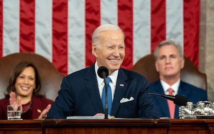 Joe Biden, junto a Kamala Harris y Kevin McCarthy