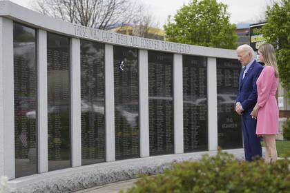 Joe Biden visita un memorial de la Segunda Guerra en Scranton, junto a la alcaldesa Paige Cognetti. (AP/Alex Brandon)