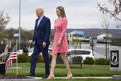 Joe Biden visita un memorial de la Segunda Guerra en Scranton, junto a la alcaldesa Paige Cognetti. (ANDREW CABALLERO-REYNOLDS / AFP) 