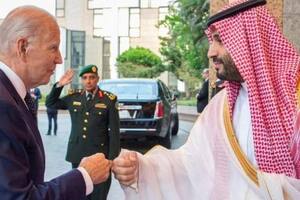 La polémica foto que define la visita de Joe Biden a Arabia Saudita