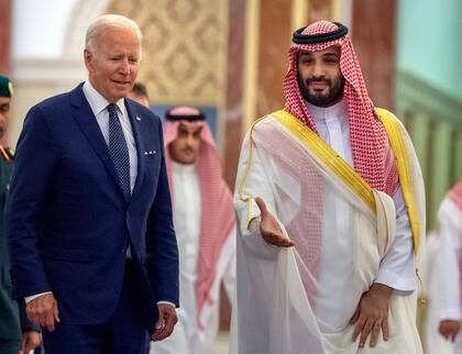 Joe Biden y el príncipe Mohammed ben Salman, en el palacio Al-Salam, en Jeddah. (Bandar Aljaloud/Saudi Royal Palace via AP)