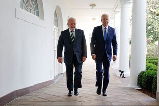 Joe Biden y Luiz Inacio Lula da Silva, en la Casa Blanca, en Washington. (Photo by JONATHAN ERNST / POOL / AFP)