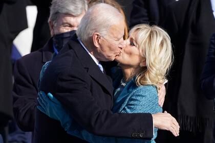 Joe Biden y su esposa Jill Biden se besan después de que él asumió el cargo de presidente número 46° de los Estados Unidos