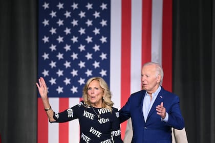 Joe Biden y su mujer, la primera dama Jill Biden durante un mitin en Raleigh, luego del debate con Trump  