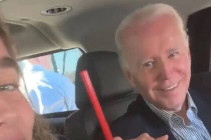 Joe Biden y su nieta Natalie emiten su voto adelantado