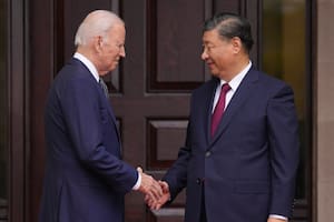 Joe Biden y Xi Jinping bajaron la tensión en su cumbre pero el estadounidense después lo llamó “dictador”