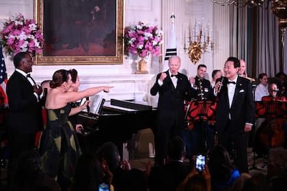 Joe Biden y Yoon Suk Yeol, en la Casa Blanca. (Brendan SMIALOWSKI / AFP)