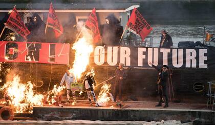 Joe Corre, hijo del manager de los Sex Pistols, prendió fuego su colección de memorabilia de la época para protestar contra el mercantilismo de una muestra sobre el punk