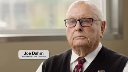 Joe Dahm es el fundador de Crew Carwash, una empresa familiar que lleva décadas en EE.UU. (YouTube/Crew Carwash)