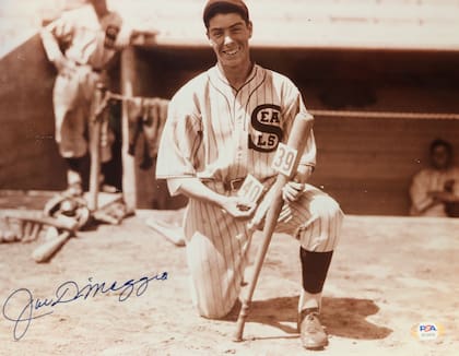 Joe DiMaggio con el uniforme de los Seals de San Francisco, su primer equipo profesional