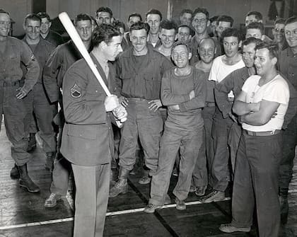 Joe DiMaggio, con uniforme, en tiempos de la Segunda Guerra Mundial