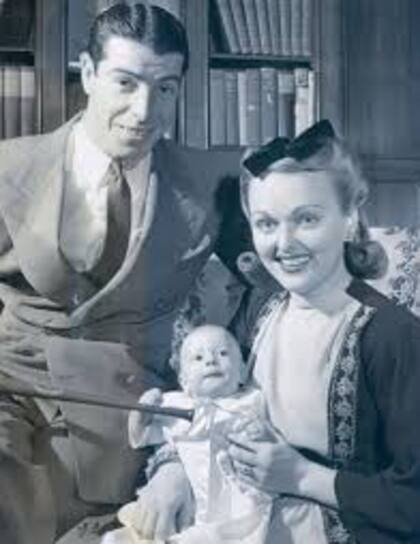 Joe DiMaggio junto a su primera esposa, la actriz Dorothy Arnold, y su hijo Joe Jr.