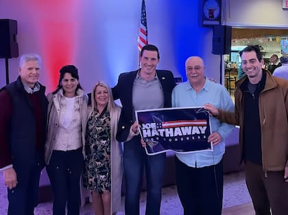 Joe Hathaway trabajó en asuntos corporativos y comunicaciones antes de dedicarse a la política