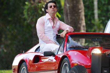 Joe Jonas luce muy cool en una Ferrari en plena filmación en Miami de su nuevo video