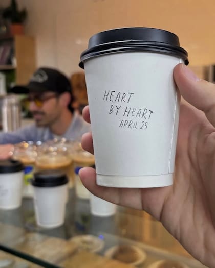 Joe Jonas organizó un encuentro con sus fans en Caracas Bakery para promocionar "Heart By Heart"