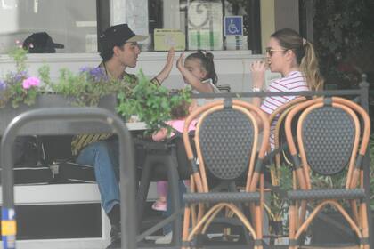 ¡Choque los 5! Joe Jonas se mostró muy relajado y se divirtió jugando con sus hijas