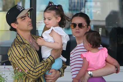 Joe Jonas fue acusado de retener a sus dos hijas