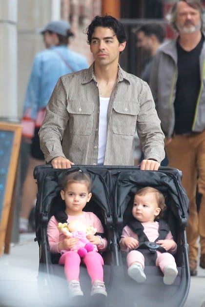 Joe Jonas junto a sus hijas luego de la batalla legal que inició con su ex