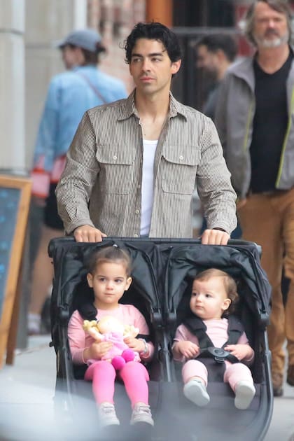 Joe Jonas de compras con sus hijas en el bajo Manhattan