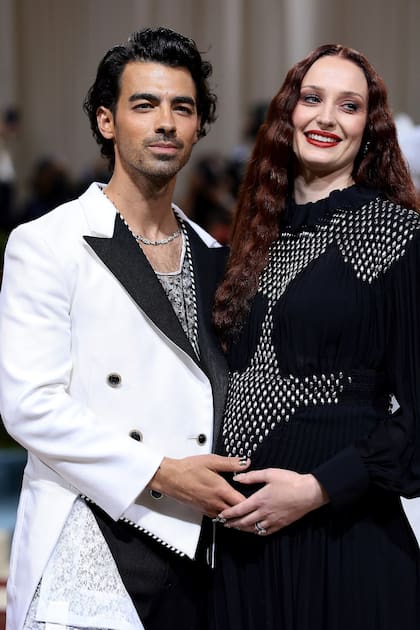Joe Jonas y Sophie Turner, embarazada de su segundo hijo, no quisieron quedarse afuera de la célebre gala