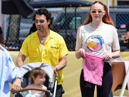 Joe Jonas y Sophie Turner en paseo familiar con su pequeña hija Willa