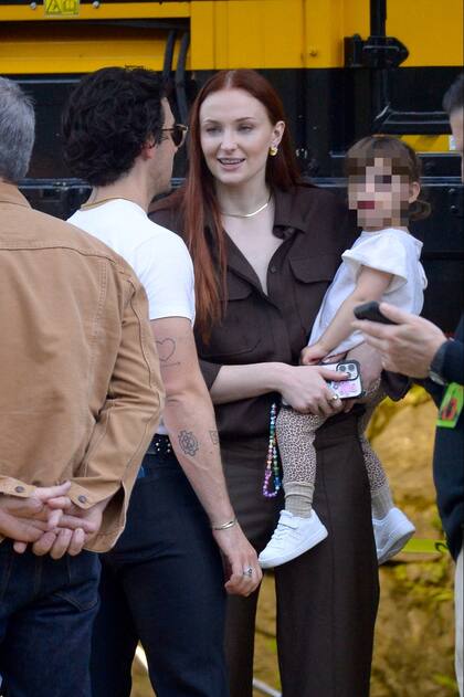 Joe Jonas y Sophie Turner junto a su pequeña Willa, en una salida familiar