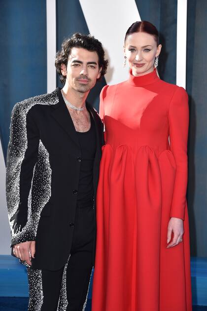 Joe Jonas y Sophie Turner, una de las parejas más elegantes de la noche; ella, con un vestido rojo de Louis Vuitton, un diseño de manga larga y cuello alto que marcaba su avanzado embarazo, y él, con un esmoquin original