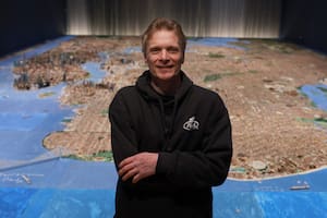 Manejó un camión de día y construyó de noche una réplica de Nueva York que ahora es pieza de museo