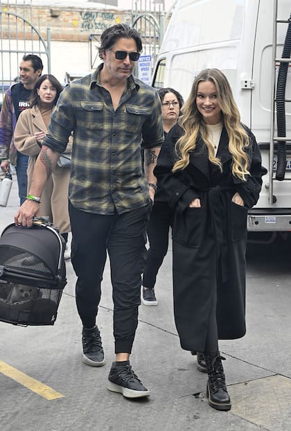 Joe Manganiello y su novia, la modelo y actriz Caitlin O'Connor, se unieron al evento de Acción de Gracias de Los Angeles Mission