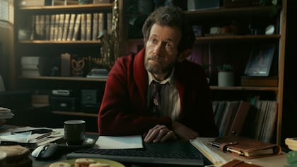 Joe Silvermann representa a la figura literaria del detective, sumergido en polvo y papeles bajo el aura de la pluma de Raymond Chandler