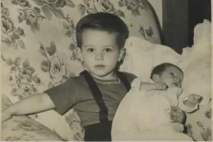 Joe sosteniendo a su hermana Valerie cuando estaba recién nacida